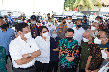 Menko Luhut Bersama Tim Kemendagri Tinjau Lokasi TPST Padang Sambian Bali