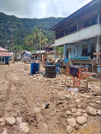 Masyarakat Kabupaten Kampar Bersihkan Material Pasca Banjir Bandang di Wilayahnya