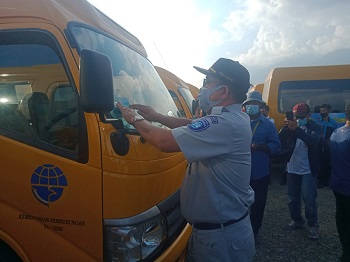 Jasa Raharja Cabang Papua dan Papua Barat Pasang Stiker SWDKLLJ pada Bus PON XX