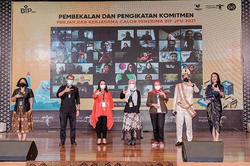 Pakai Baju Adat Gorontalo, Menparekraf Salurkan BIP Kategori JPU Bagi 800 Pelaku Parekraf