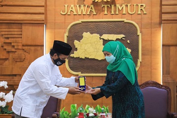 Gubernur Khofifah Berikan Penghargaan Jer Basuki Mawa Beya Emas Kepada Sang Pencipta Shalawat Badar KH. Ali Manshur Shiddiq