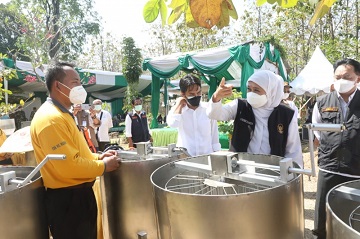 Gubernur Khofifah Serahkan Alat Ekonomi Produktif Bagi Masyarakat Sekitar Hutan