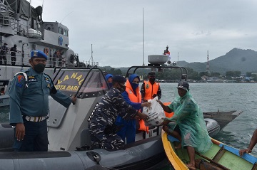 Peringati HUT TNI AL ke-76, KRI Badik-623 Bersama TNI AL Kotabaru Bagikan Sembako Untuk Nelayan