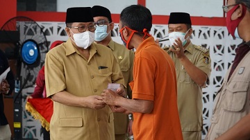 Wali Kota Blitar Serahkan Bantuan JPS Secara Simbolis untuk Masyarakat Yang Terdampak Kebijakan PPKM