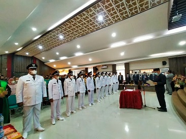 Lantik 11 Kepala Desa Baru Se Sipora. Bupati Minta Para Kepala Desa Rapatkan Barisan