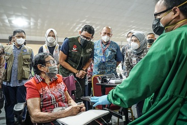 Menparekraf Apresiasi Sentra Vaksinasi \"Sinergi Sehat\" Hadirkan Inovasi Layanan Kependudukan 