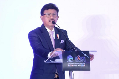 Sediakan Akses Internet Merata, Menteri Johnny: Kominfo Kombinasikan Kabel Serat Optik dan Satelit   