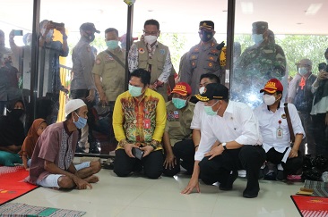 Menko PMK Sambangi Pengungsi Korban Banjir di Stadion Demang Lehman
