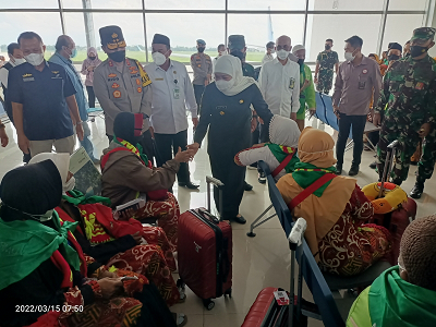 Gubernur Khofifah Lepas Jamaah Umroh Dengan Kalimat Talbiyah