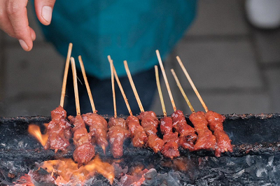 Menparekraf Kunjungi Festival Jajanan Bango dan Food Truck Goes to Mandalika 2022 di Pantai Kuta Lombok Tengah
