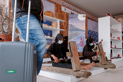Deretan Produk Kreatif dan Seni Khas Desa Wisata Sambut Wisatawan di Bandara Lombok 