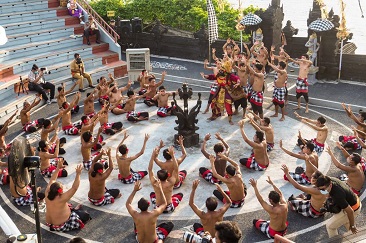 Menparekraf Tinjau Vaksinasi Pelaku Wisata Uluwatu
