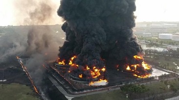 Kebakaran Kilang Minyak Indramayu, 912 Jiwa Diungsikan Ke Tiga Titik