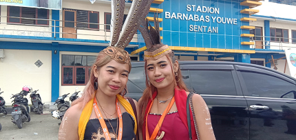 Peserta Kalsel Kenakan Baju Adat Dayak Deah