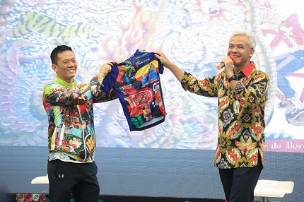 Ganjar Pamerkan Jersey Rider Tour de Borobudur 2022 Karya Anak berkebutuhan khusus
