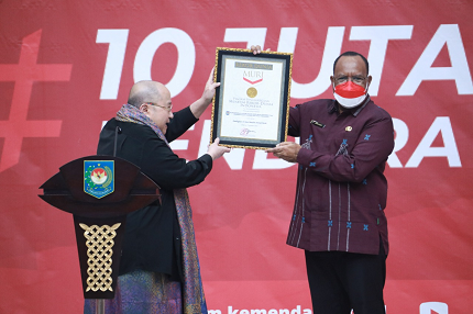 Sukses Selenggarakan Gerakan Pembagian 10 Juta Bendera Merah Putih, Kemendagri Terima Rekor Dunia MURI