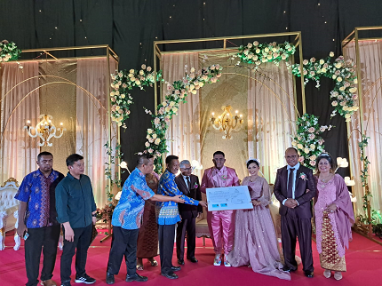 Tim GISA Dukcapil Di Nabire Bikin Pasangan Menikah Makin Bahagia Diberi Langsung 6 Dokumen Kependudukan