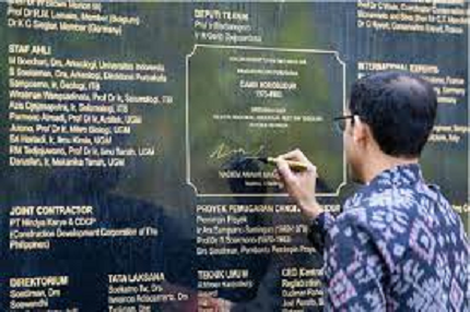 Kemendikbudristek Memberikan Penghargaan Kepada Tokoh dan Tenaga Pemugar Candi Borobudur (1973-1983)