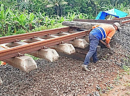 Perjalanan Kereta Api Terhenti Akibat Penurunan Tanah di Cilacap