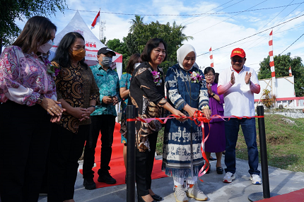 Ketum TP PKK Tri Tito Karnavian Resmikan Bantuan Pemerintah Bangun Lapangan Bola Voli di Bitung 