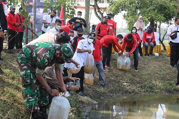 Peringatan Hari Air Se Dunia, Wabup Ngawi Tabur Benih Ikan dam Tanam Pohon