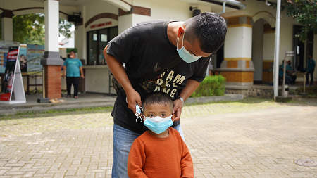 Perkuat Pengendalian COVID-19, BNPB Bagikan Warga Kota Semarang 225.000 Masker