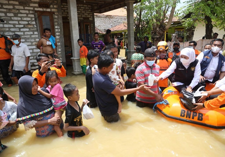 Tinjau Banjir Pamekasan, Gubernur Khofifah Kerahkan Semua Sumber Daya Pastikan Cepat Surut