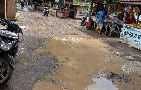 Pascabanjir Cirebon, Warga Bersama Tim Gabungan Bersihkan Sisa Material Lumpur 