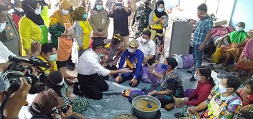 Pastikan Kebutuhan Pengungsi Terlayani, Menko PMK RI Kunjungi Puskesmas Sungai Tabuk 1
