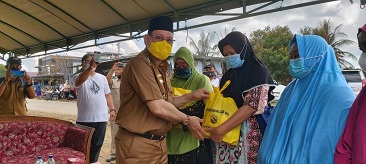 Bupati Kotabaru Berikan Bantuan Korban Kebakaran di Sungai Durian