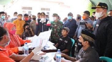 Masyarakat Pulau Mandangin Sambut Hangat Kedatangan Bupati Dan Wabup Sampang Saat Memantau Gebyar Vaksinasi