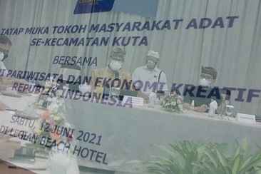 Menprekraf Serap Aspirasi Tokoh Masyarakat Adat Terkait Upaya Pemulihan Pariwisata di Kuta