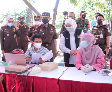 Upaya Wujudkan Herd Imunity, Gubernur Khofifah Apresiasi Vaksinasi Massal Kejati Jatim 