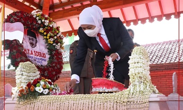 Ziarah ke Makam Gubernur Pertama Jatim, Ini Wejangan Khofifah