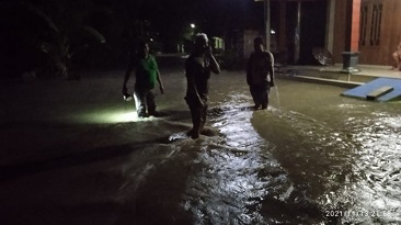 Banjir Surut, Warga Kecamatan Tambakrejo Bersihkan Sisa Material Pasca Kejadian