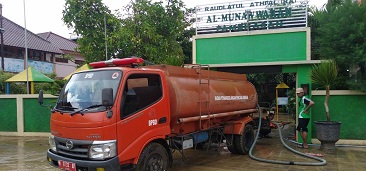 Berangsur Surut, Tim Gabung dan Warga Bahu-Membahu Bersihkan Sisa Material Banjir di Pamekasan