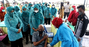 Bagikan Sembako dan Tinjau Vaksinasi, Ketum TP PKK Berharap Ekonomi Bisa Bangkit Kembali 