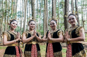 Visitasi 50 Besar ADWI, Menparekraf Sandiaga Resmikan Pembukaan Pasar Semi Kaki Langit 