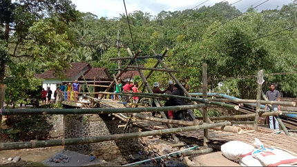 Tim Gabungan Lakukan Perbaikan Infrastrukur Terdampak Banjir dan Longsor di Trenggalek