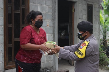 Polres Blitar Kota Bagikan Ratusan Paket Daging Kurban dan Beras Bagi Warga Kurang Mampu