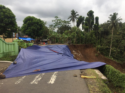 Longsor Terjang Tasikmalaya, Akses Jalan Warga Terputus