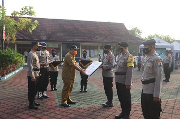 Bupati Ngawi, Serahkan Penghargaan Lomba Pengendalian dan Pengamanan Covid-19 Ngawi
