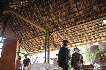Bedah Rumah Warga, Wabup Ngawi Harapkan Pola Partisipatoris Putus Rantai Kemiskinan