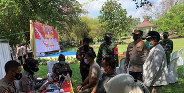 Kebun Raya Purwodadi (KBP) Disulap Menjadi Lokasi Vaksinasi. Wabup Mujib Imron Tegaskan Kesadaran Warga Untuk Divaksin Sangat Tinggi