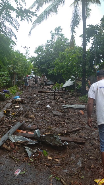 Merugi. Petani Mangga Alpukat Di Desa Wonokerto, Sukorejo Gagal Panen