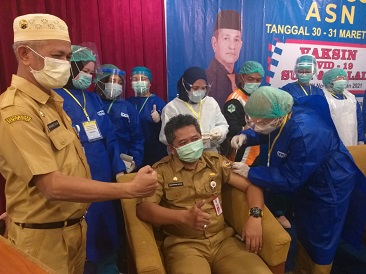 Menparekraf Tinjau Sentra Vaksinasi Traveloka di Yogyakarta