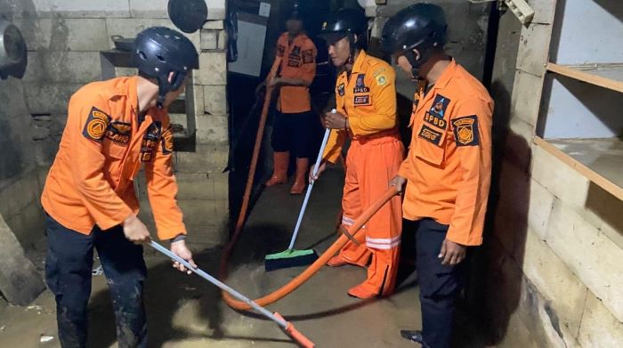 JUMAT, SABTU, MINGGU BANJIR LONGSOR ANGIN KENCANG TERJANG TIGA KABUPATEN