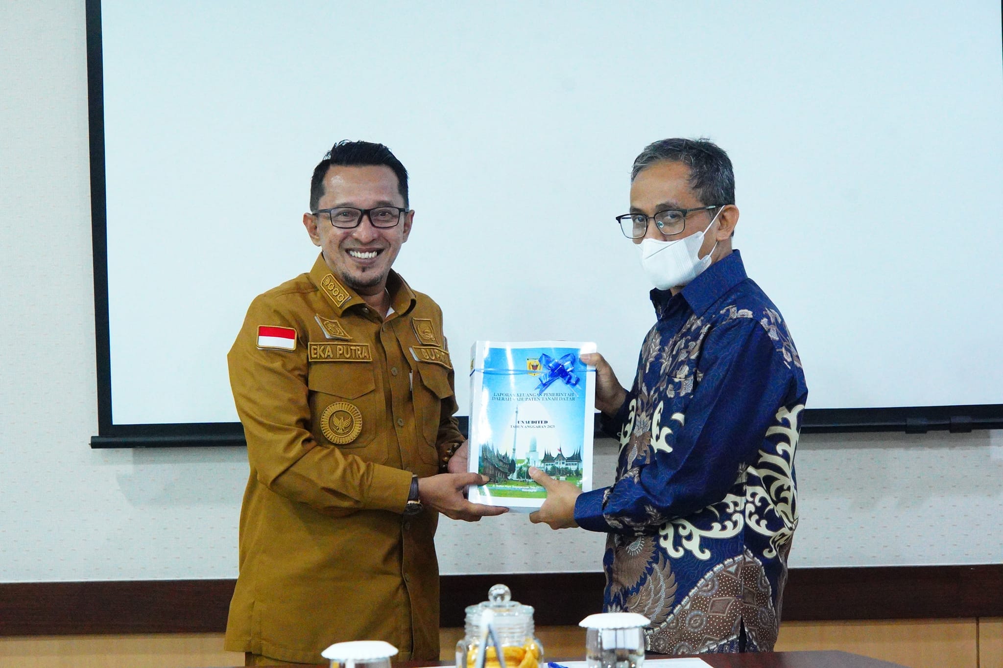 BUPATI TANAH DATAR SERAHKAN LKPD KE BPK PERWAKILAN SUMBAR