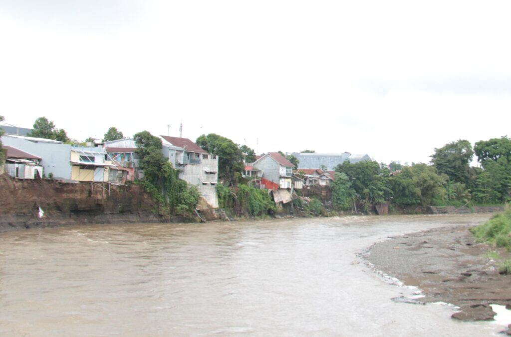 BPBD PURBALINGGA BANGUN SODETAN SUNGAI KLAWING