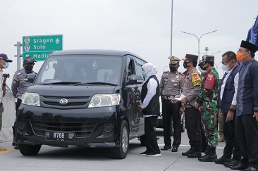 Gubernur Jatim, Kapolda Jatim, dan Pangdam V Brawijaya, Tinjau Posko Check Point Exit Tol Ngawi.